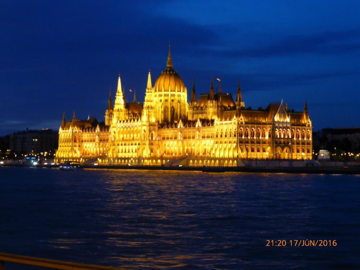 Elegant Apartment With Buda Castle View Budapeste Exterior foto